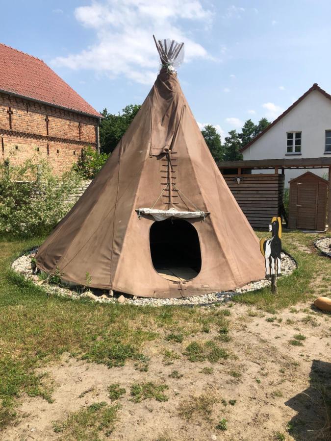 ホテル Kuckunniwi Tipidorf Tauche エクステリア 写真