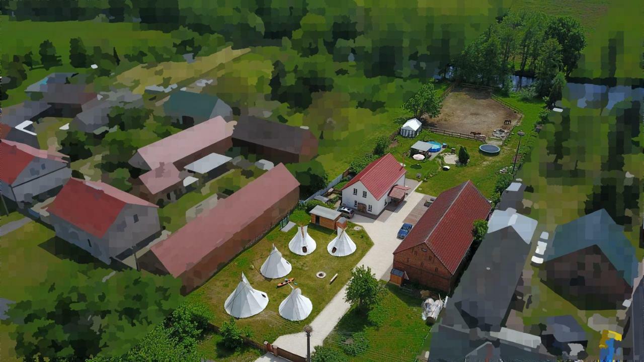 ホテル Kuckunniwi Tipidorf Tauche エクステリア 写真